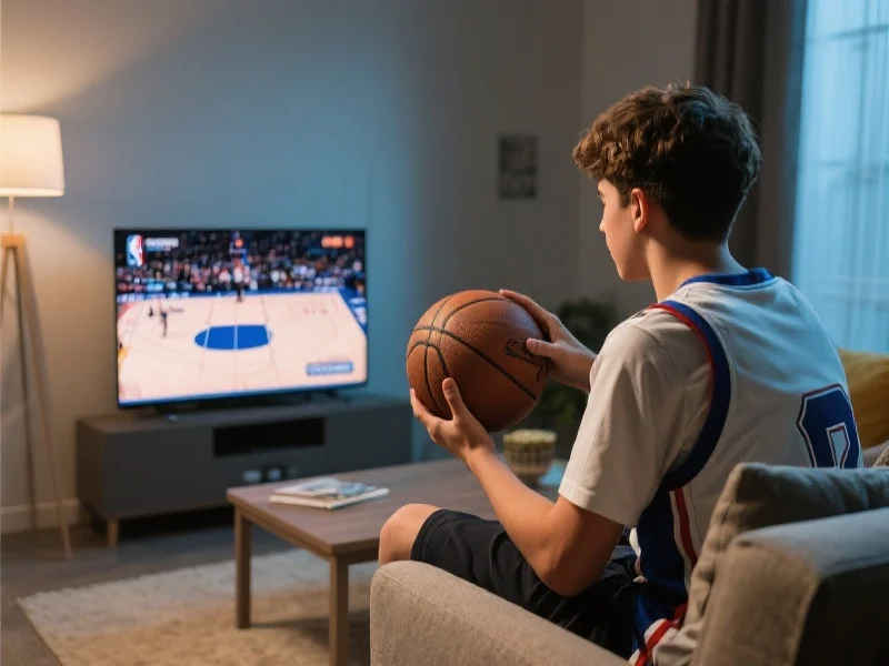 年轻球迷在家中通过智能电视观看NBA比赛,手中拿着篮球,神情专注